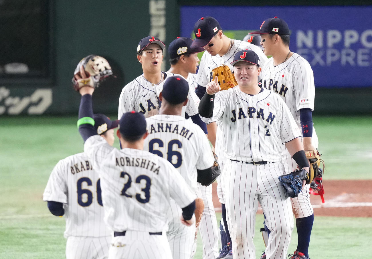 韓国に勝利し、喜ぶ日本ナイン（撮影・菅敏）