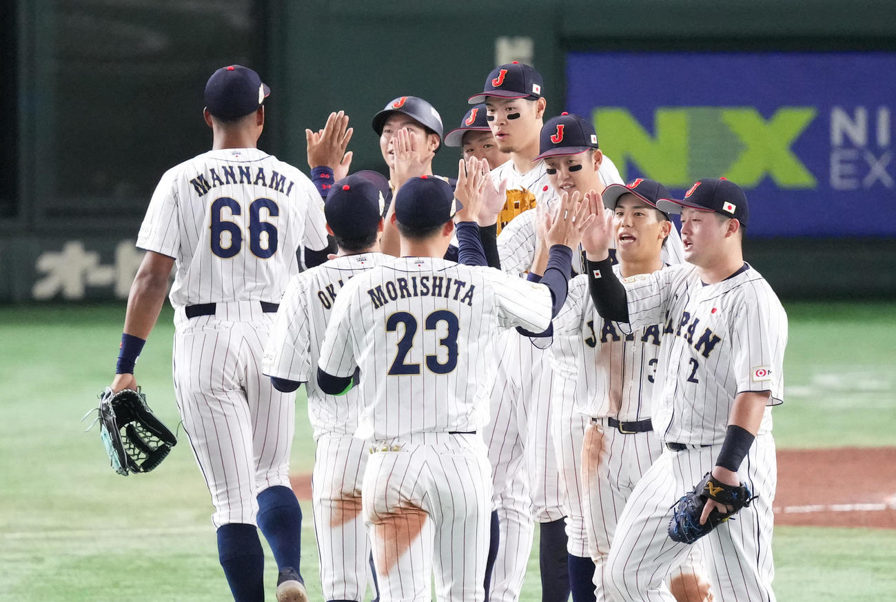 韓国に勝利し、喜ぶ日本ナイン（撮影・菅敏）