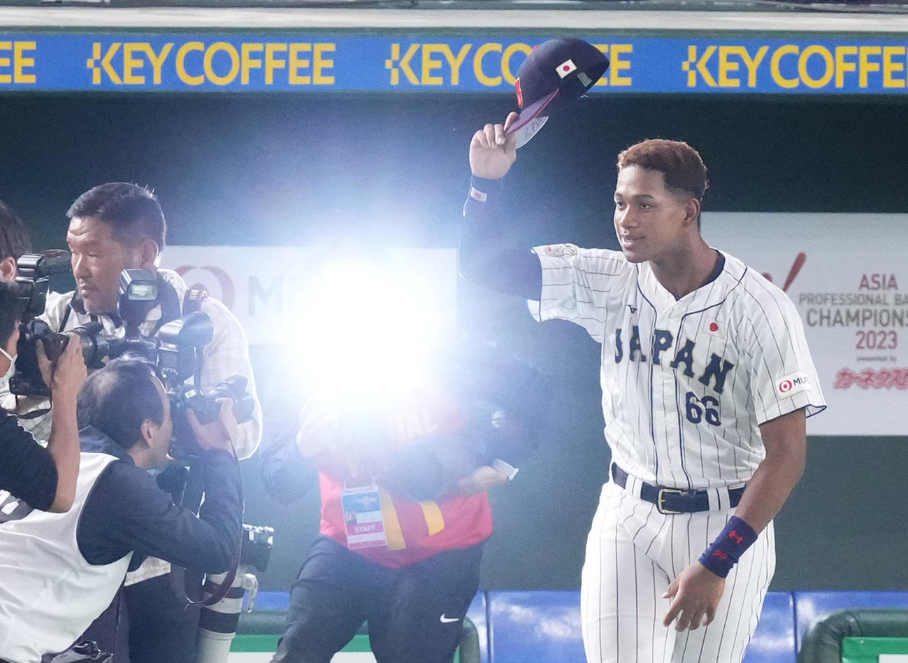 韓国に勝利し、ファンにあいさつする万波（撮影・菅敏）