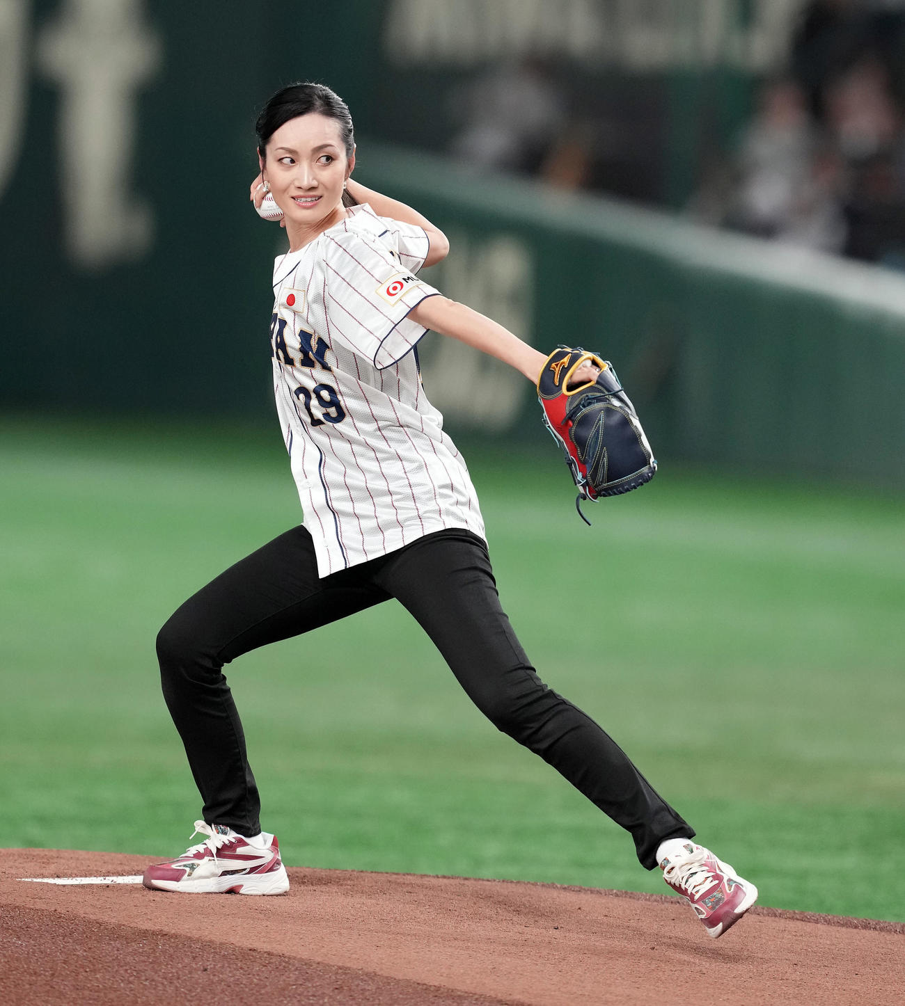 日本対韓国　始球式を務めた荒川静香さん（撮影・たえ見朱実）