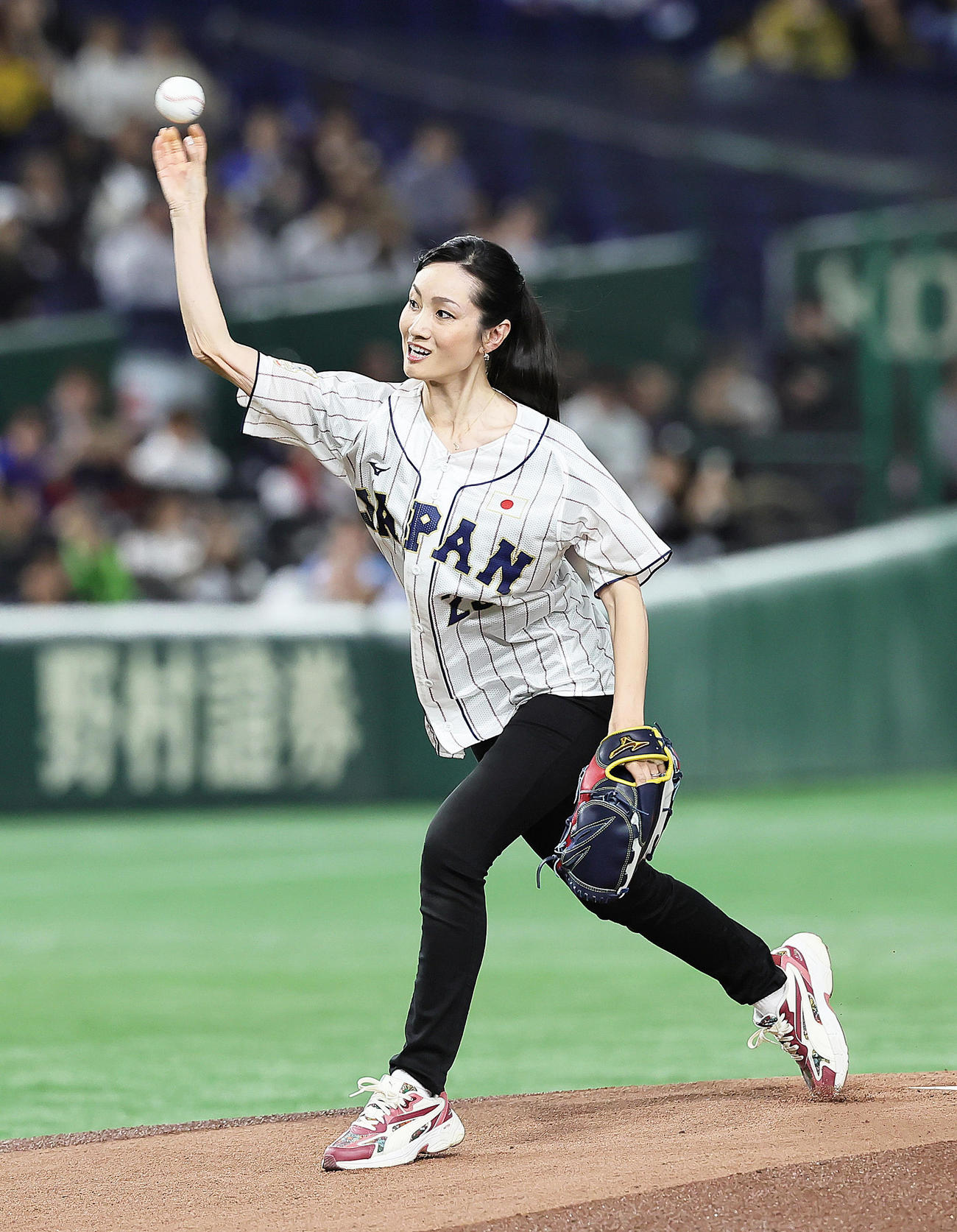 日本対韓国　始球式を務めた荒川静香さん（撮影・足立雅史）