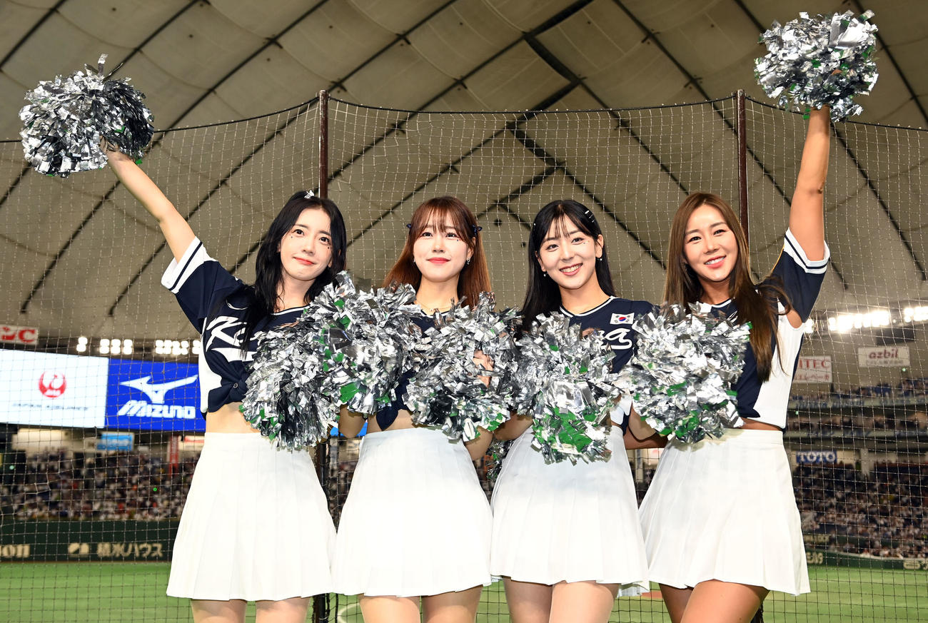 日本対韓国　笑顔を振りまく韓国のチアリーダー＝（撮影・たえ見朱実）