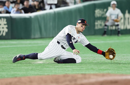 日本対韓国　6回表韓国1死一塁、尹橦熙の打球に軽快な守備を見せ三ゴロとする佐藤輝（撮影・足立雅史）