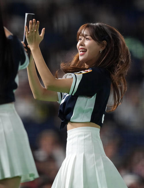 日本対韓国　笑顔を振りまく韓国のチアリーダー（撮影・たえ見朱実）