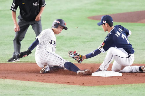 日本対韓国　1回裏日本無死一塁、打者小園の時、二塁盗塁を狙うもアウトとなる一塁走者岡林（左）（撮影・菅敏）
