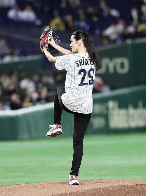 日本対韓国　始球式を務めた荒川静香さん（撮影・足立雅史）