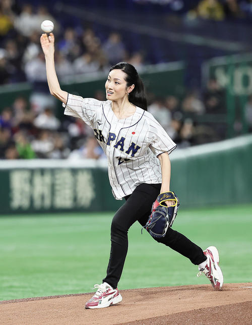 日本対韓国　始球式を務めた荒川静香さん（撮影・足立雅史）