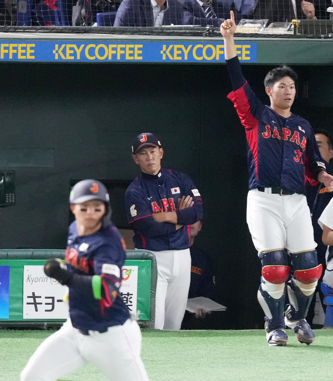 日本対台湾　7回表日本1死、森下（手前）の先制ソロ本塁打の打球を見つめる井端監督（撮影・菅敏）