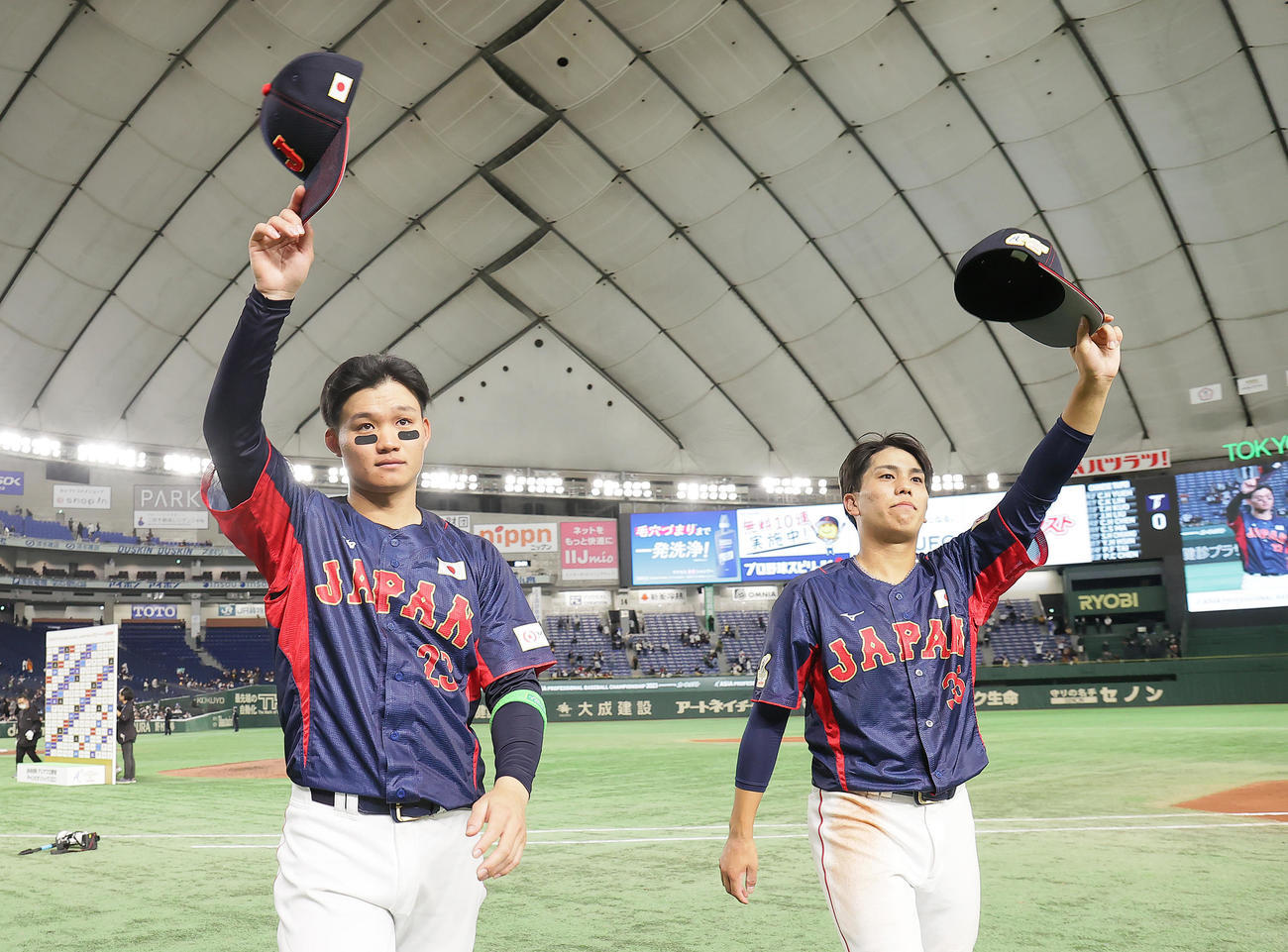 日本対台湾　勝利し、スタンドに手を振る森下（左）と門脇（撮影・足立雅史）