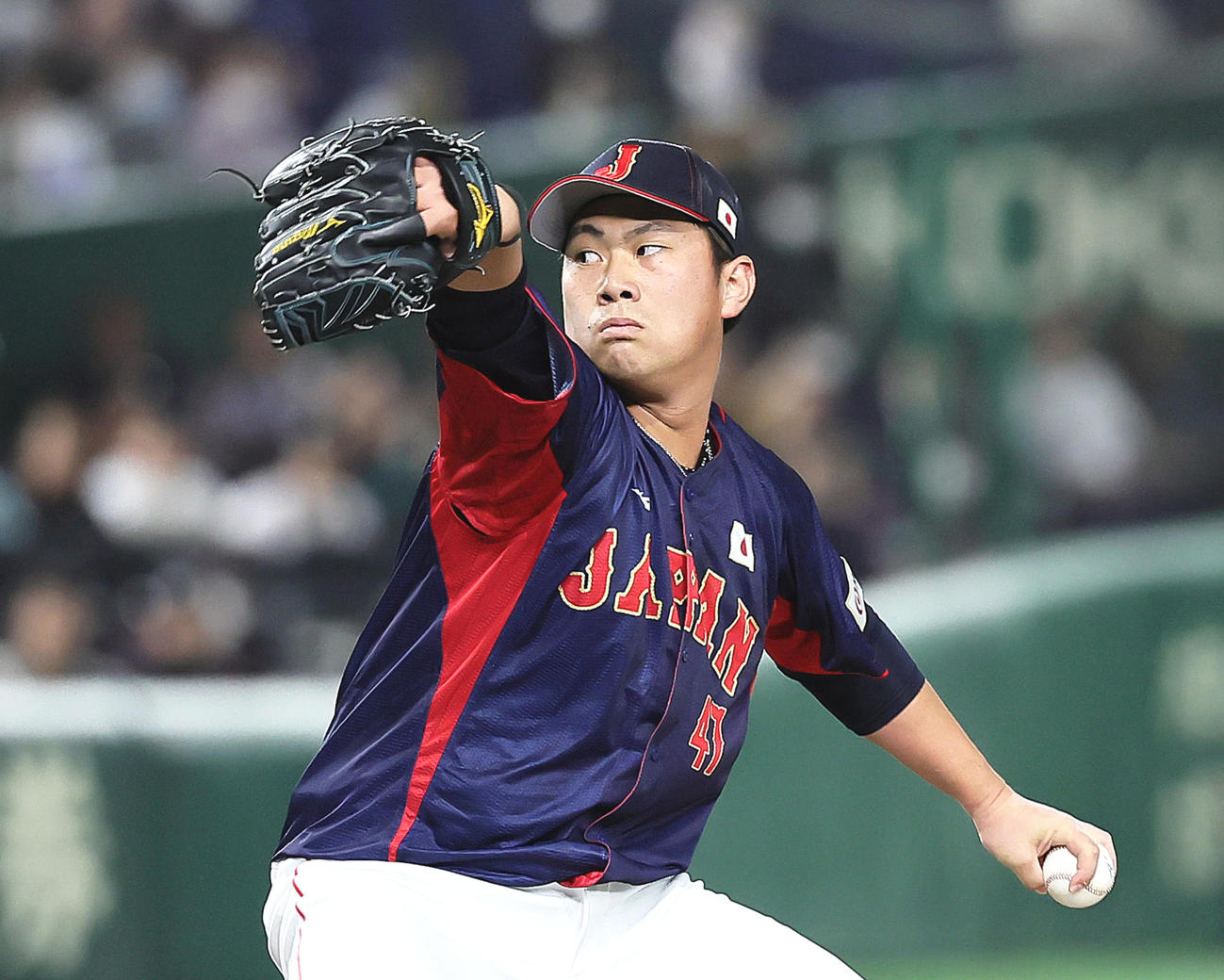 日本対台湾　日本4番手で登板する桐敷（撮影・足立雅史）