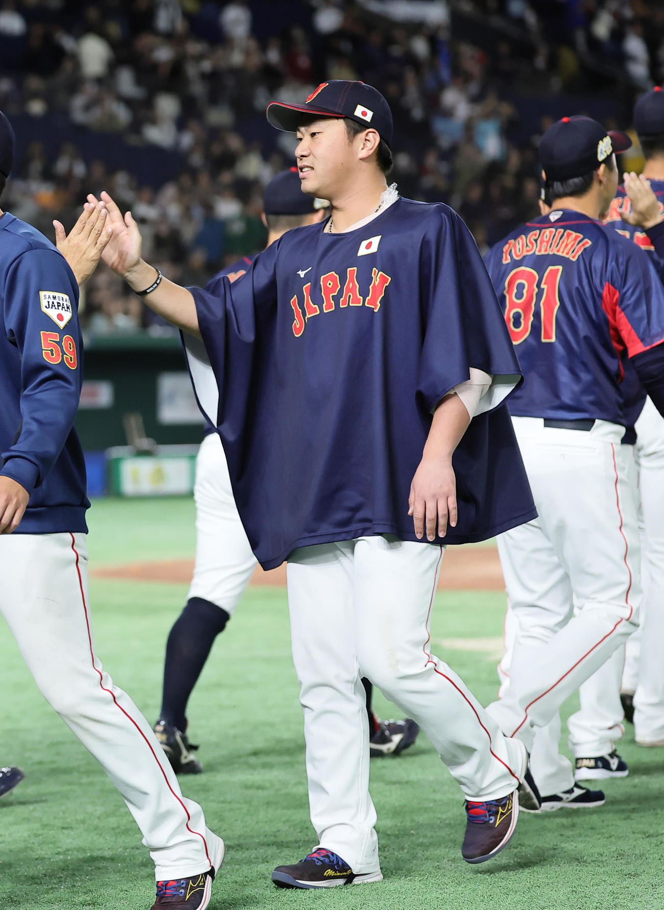 日本対台湾　勝利し、タッチを交わす桐敷（撮影・足立雅史）
