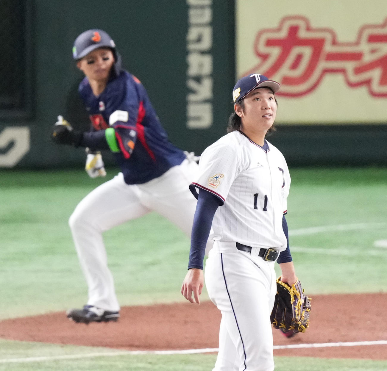 日本対台湾　7回表日本1死、森下（奥）に先制のソロ本塁打を打たれる古林（撮影・菅敏）