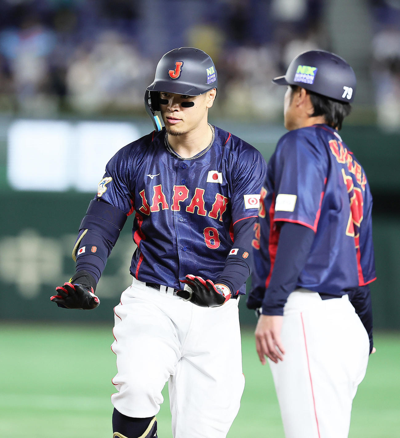 日本対台湾　9回表日本1死一、二塁、佐藤輝は中前打を放ちベンチにポーズ（撮影・足立雅史）