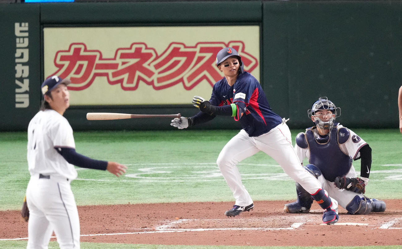 日本対台湾　7回表日本1死、左越えに先制ソロ本塁打を放つ森下。投手古林（撮影・菅敏）