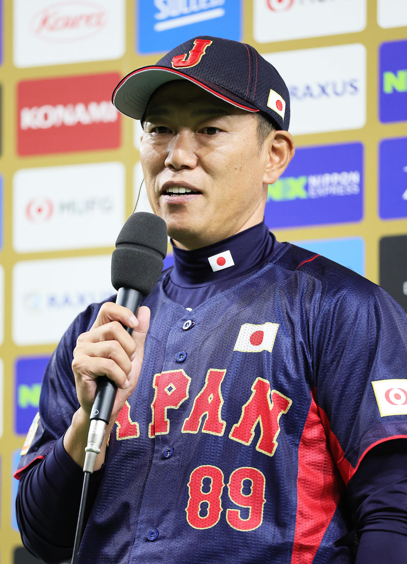 日本対台湾　勝利インタビューで笑顔を見せる井端監督（撮影・足立雅史）