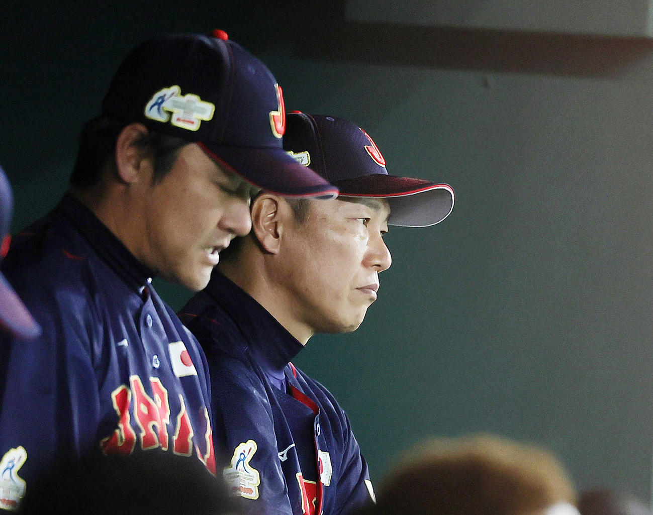 日本対台湾　戦況を見守る井端監督（右）（撮影・足立雅史）