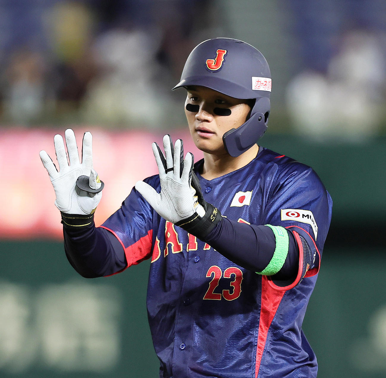 日本対台湾　9回表日本1死、森下は右前打を放ちベンチにポーズ（撮影・足立雅史）