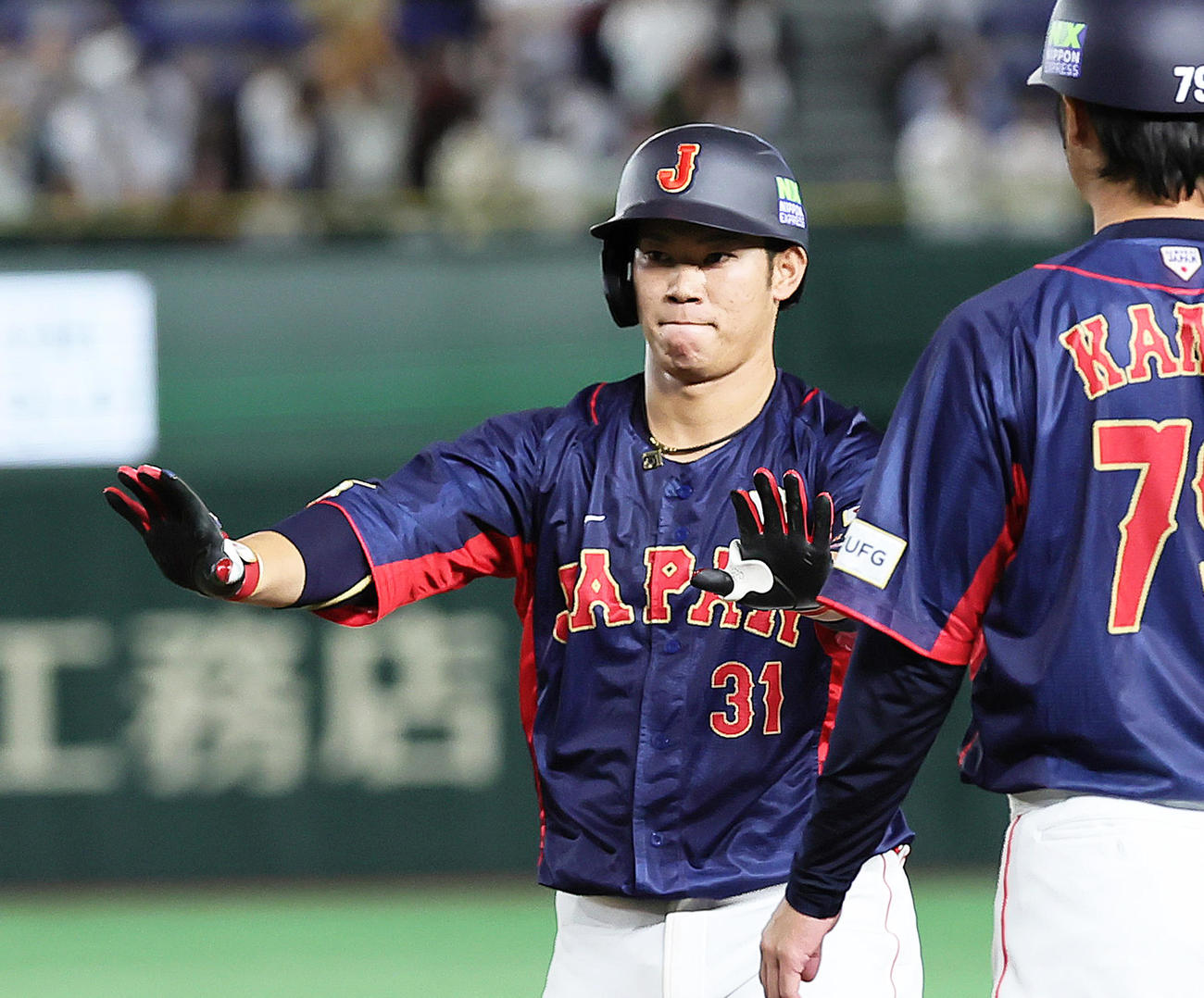 日本対台湾　9回表日本2死一、三塁、坂倉は中前適時打を放ちベンチにポー（撮影・足立雅史）