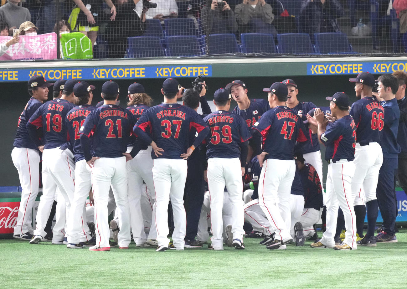 日本対台湾　試合前、円陣を組む日本代表の選手たち（撮影・菅敏）