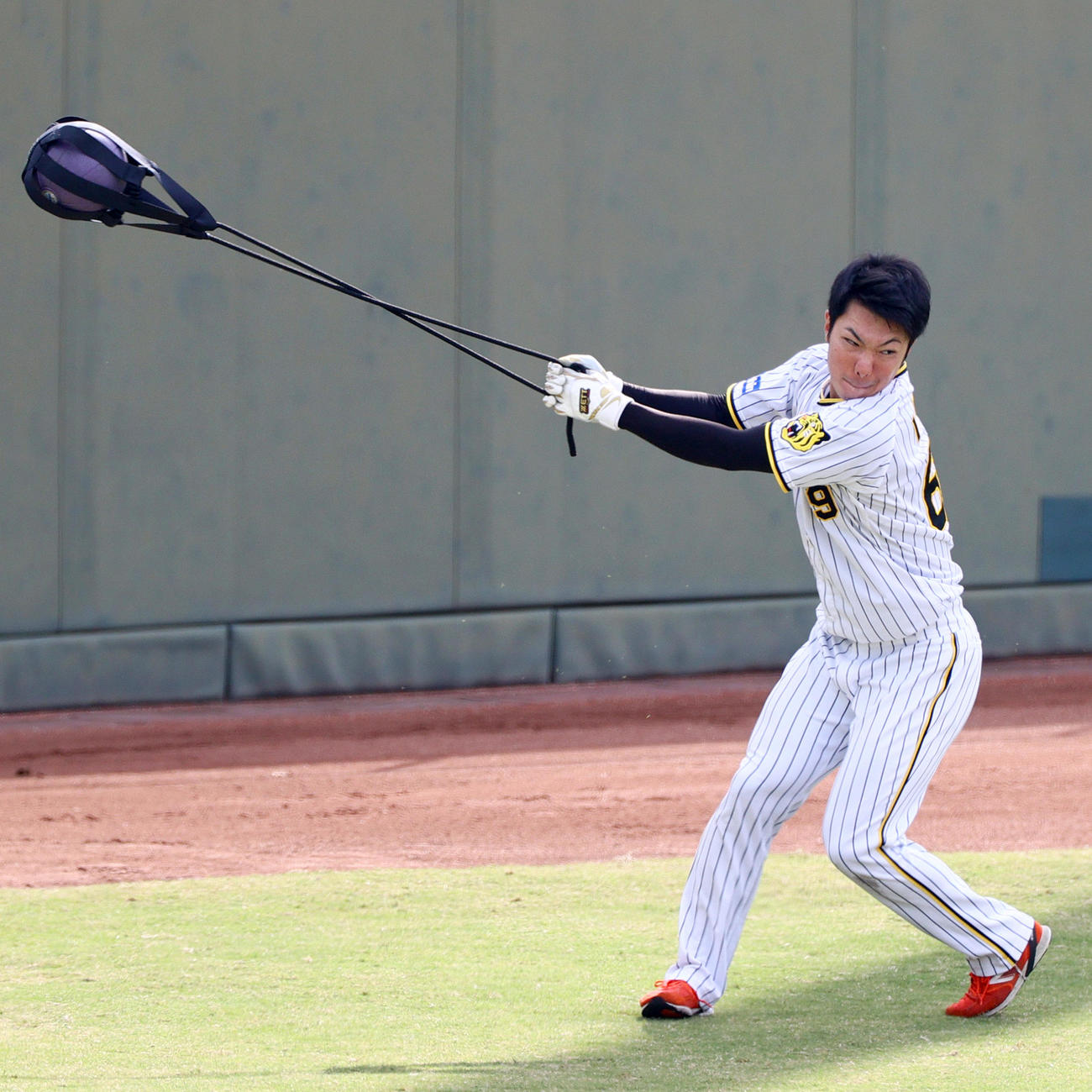 阪神石井はハンマー投げの様なトレーニングをする（撮影・上山淳一）