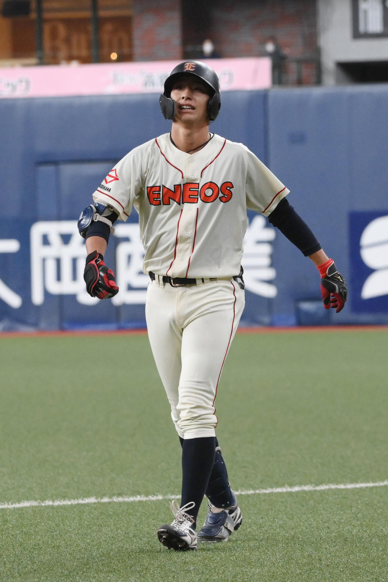 Honda熊本対ENEOS　1回裏ENEOS2死一、二塁、度会は遊ゴロに倒れ悔しがる（撮影・滝沢美穂子）