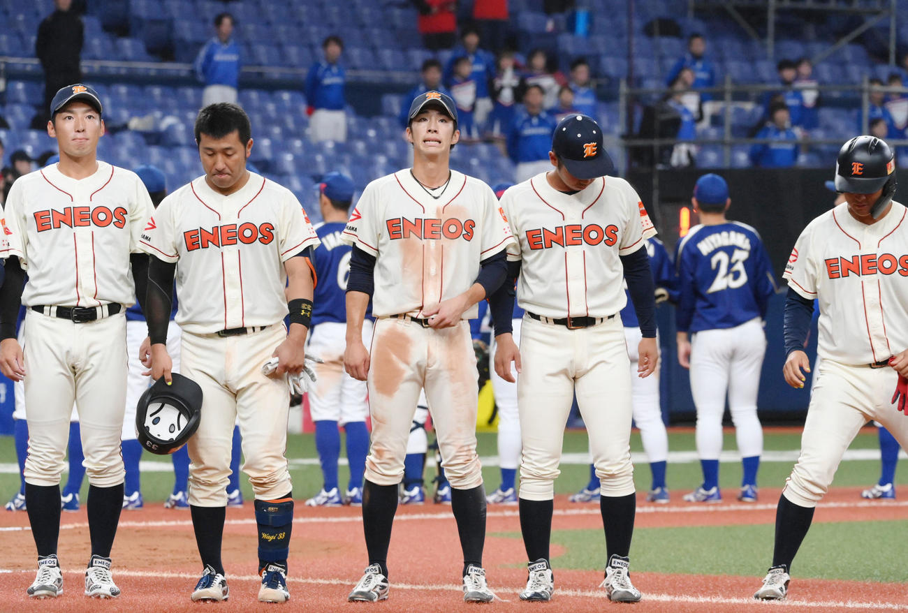 Honda熊本に敗れ、悔しがるENEOS度会（中央）（撮影・滝沢美穂子）