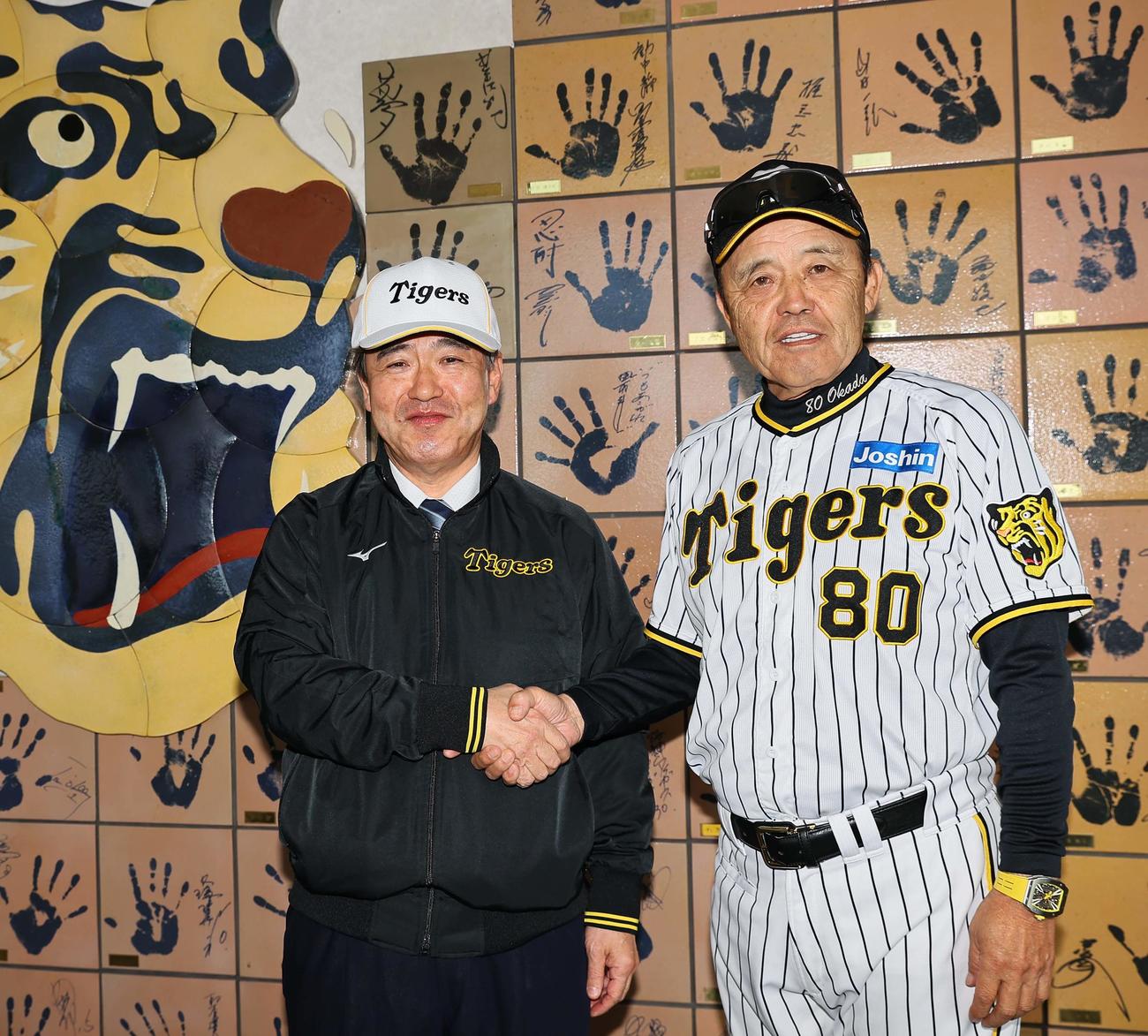 キャンプ地を訪問した杉山オーナー（左）とあくしゅを交わす岡田監督（撮影・上田博志）