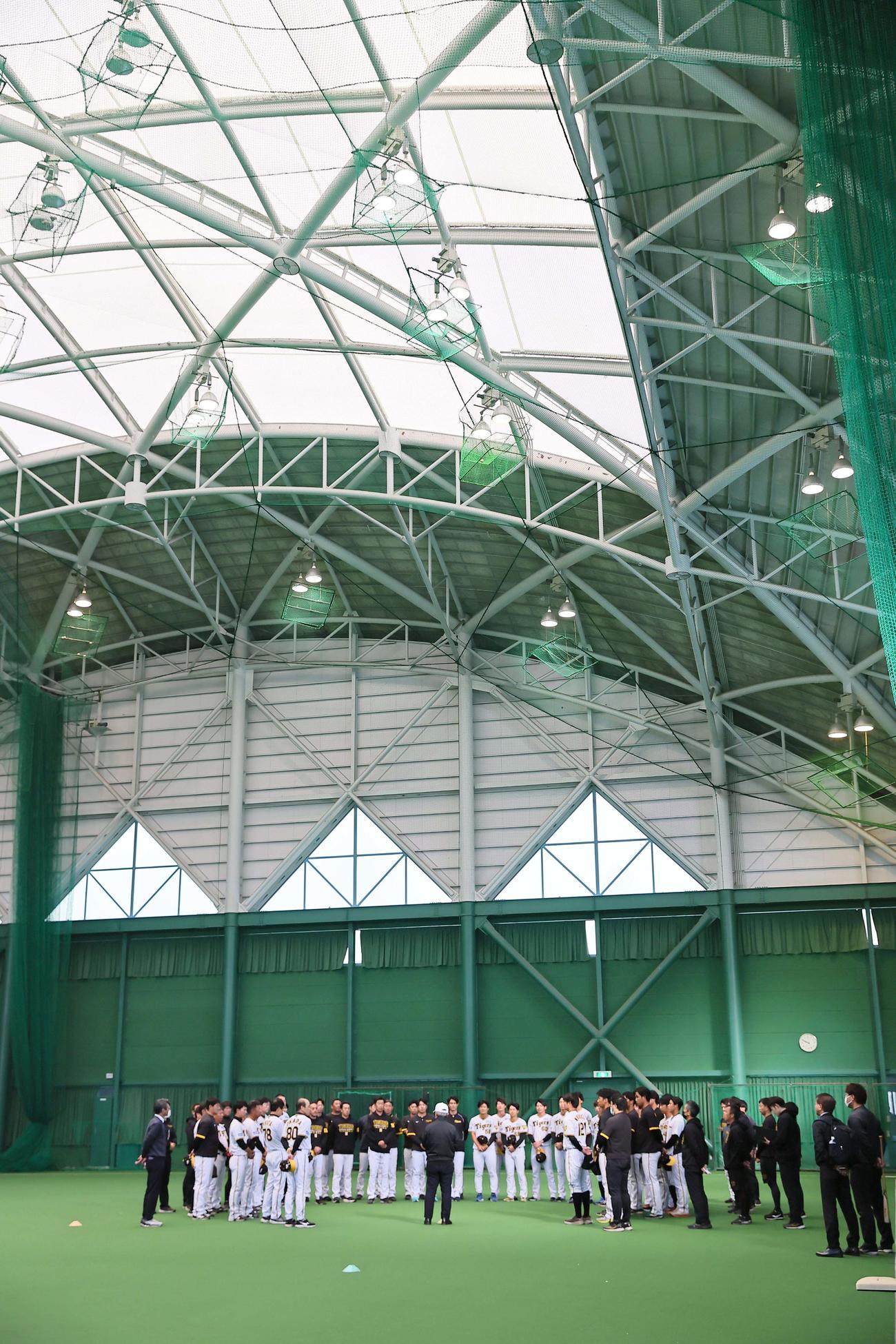 キャンプ地を訪れた阪神タイガース杉山オーナー（中央）はナインに訓示する（撮影・上田博志）