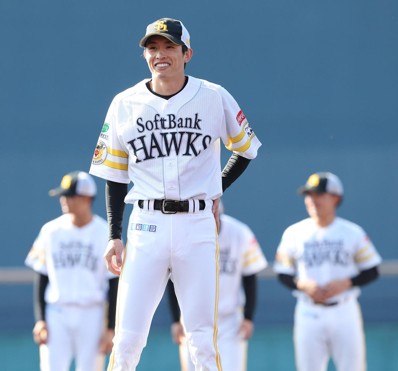 秋季キャンプ最終日、一本締めをする周東は笑顔（撮影・梅根麻紀）