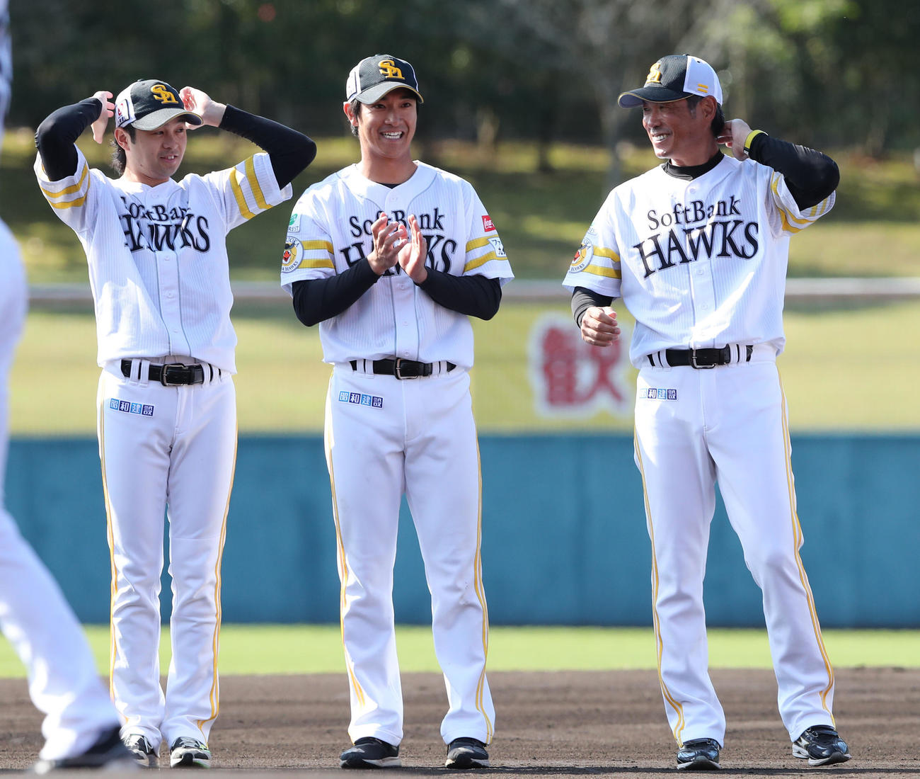 秋季キャンプ最終日、グラウンドに集まるソフトバンクナイン。笑顔の小久保監督、中央は柳町、左は川瀬（撮影・梅根麻紀）