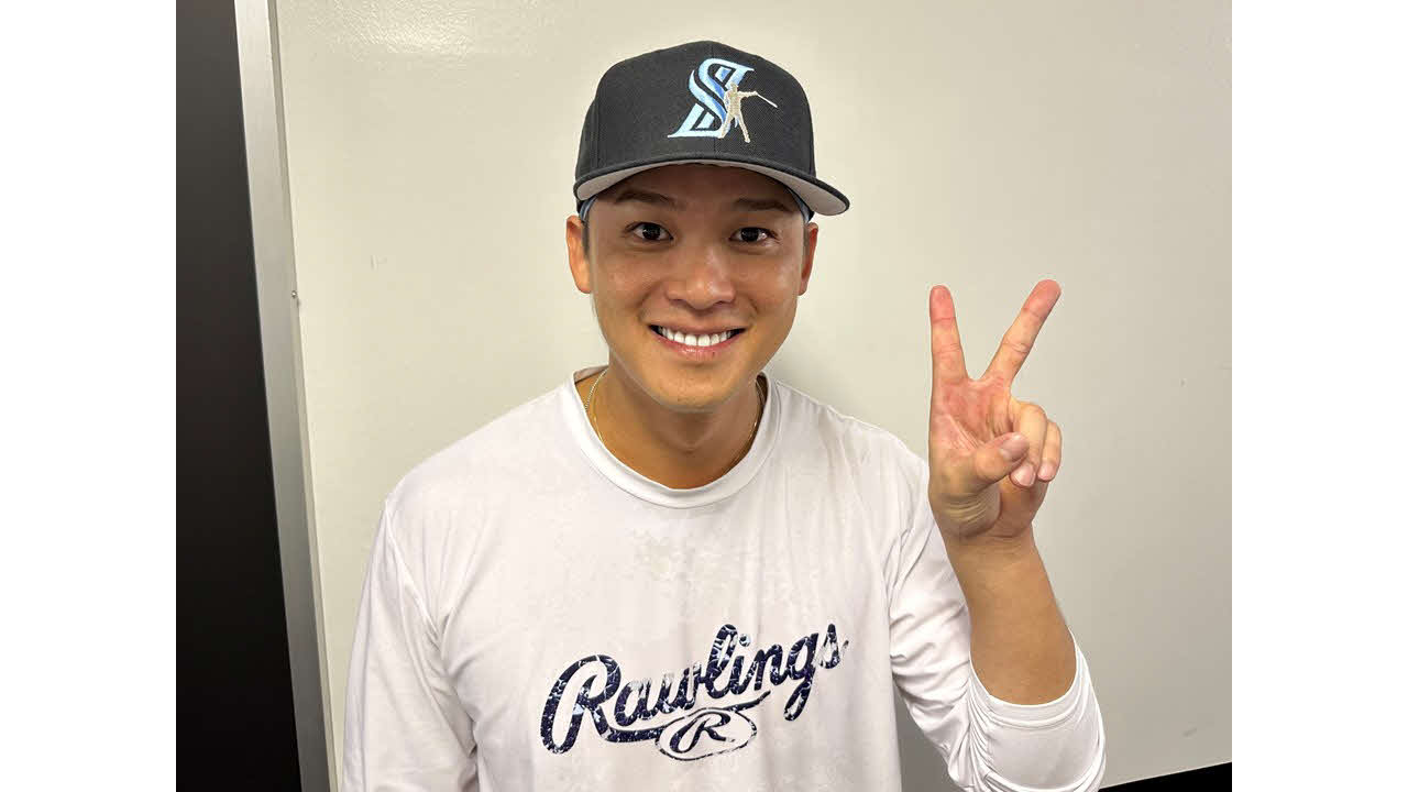 自身が監修したキャップを着用する石川慎（球団提供）