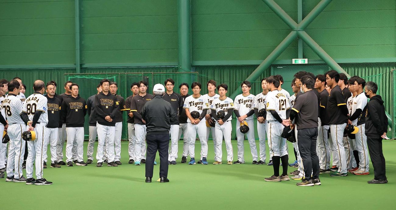 阪神タイガース杉山健博オーナー（中央）の訓示を聞くナイン（撮影・上田博志）