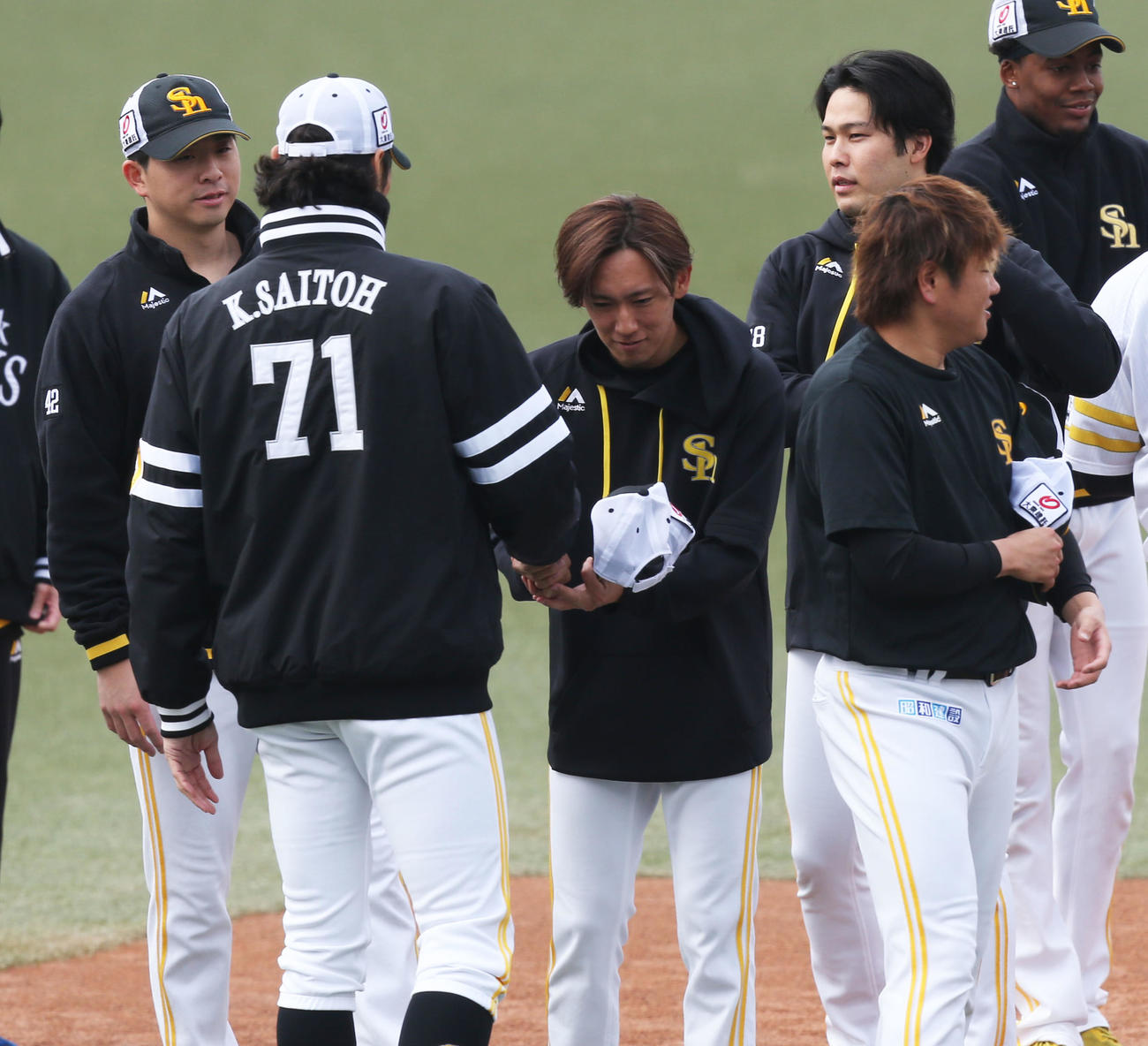 大津（中央）は斉藤4軍監督と握手を交わす（撮影・冨田成美）