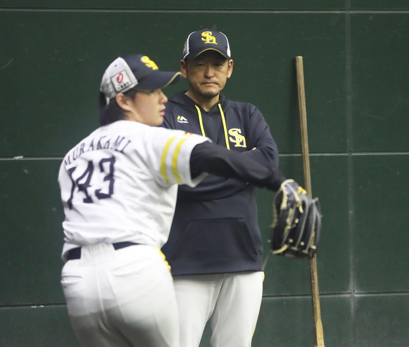村上の投球を見守る倉野1軍投手コーチ（チーフ）兼ヘッドコーディネーター（撮影・冨田成美）