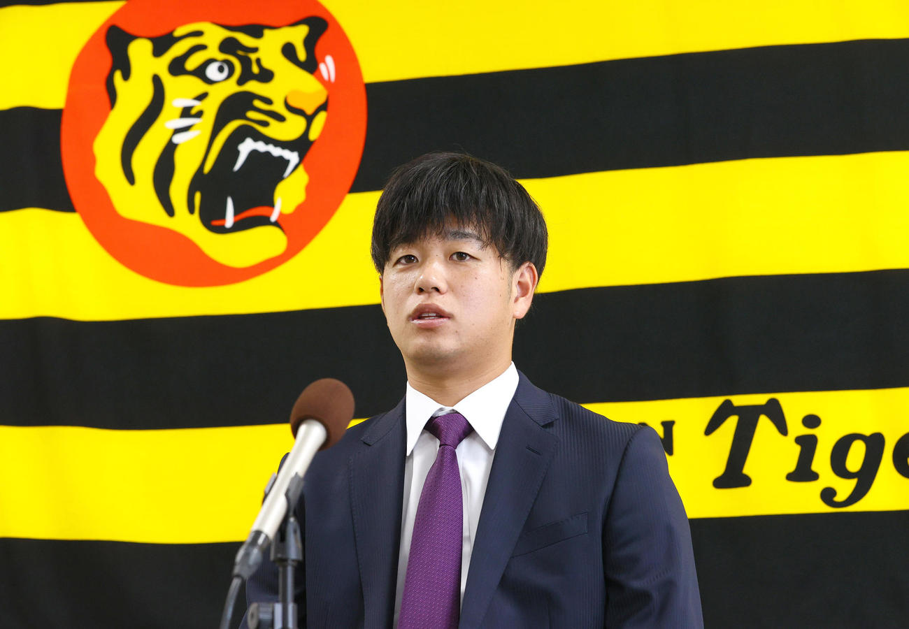 阪神高橋は育成契約を結び会見する（撮影・上山淳一）