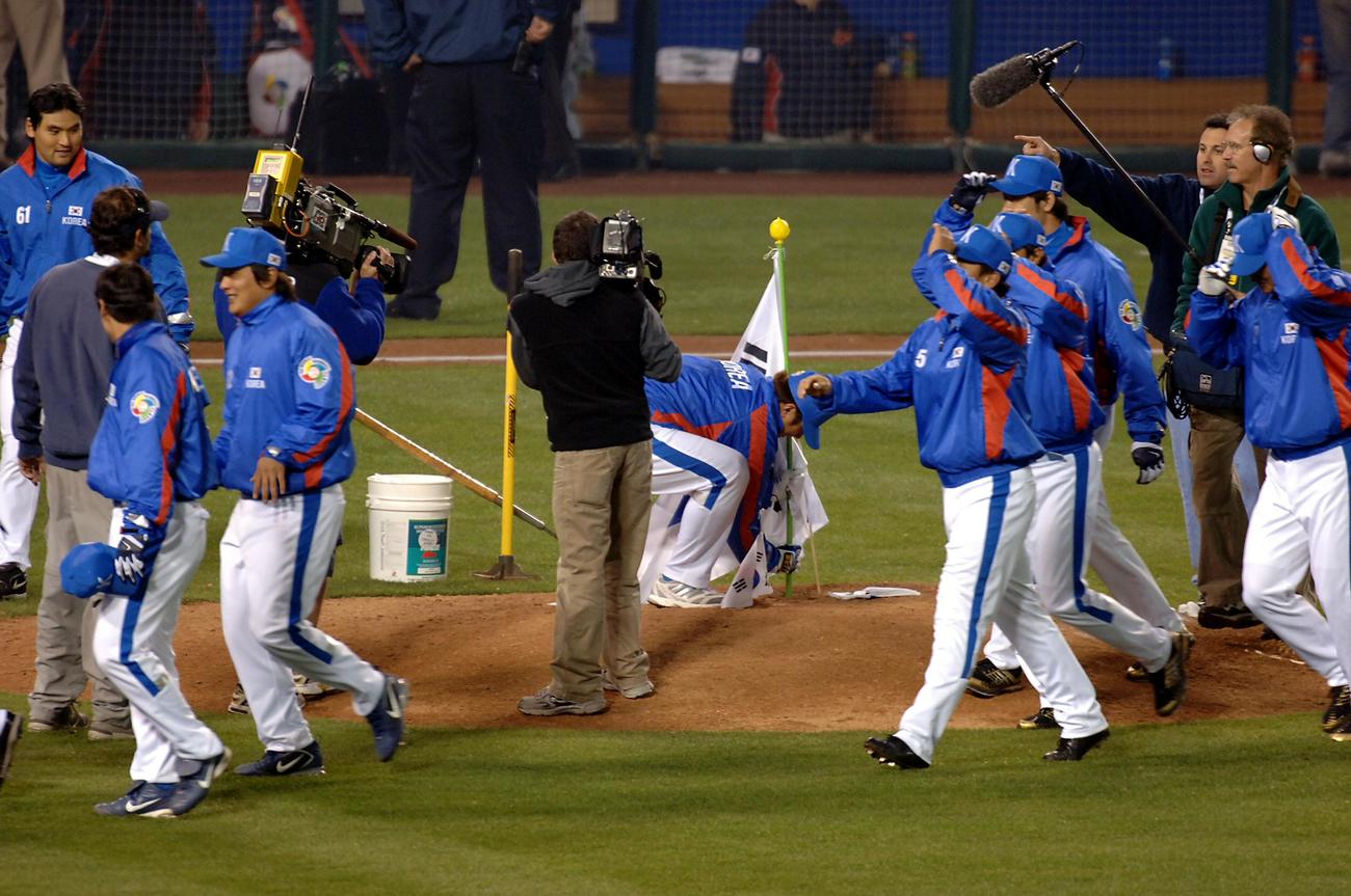 06年3月、WBC2次リーグで日本を破り、マウンド上に国旗を立てる韓国ナイン