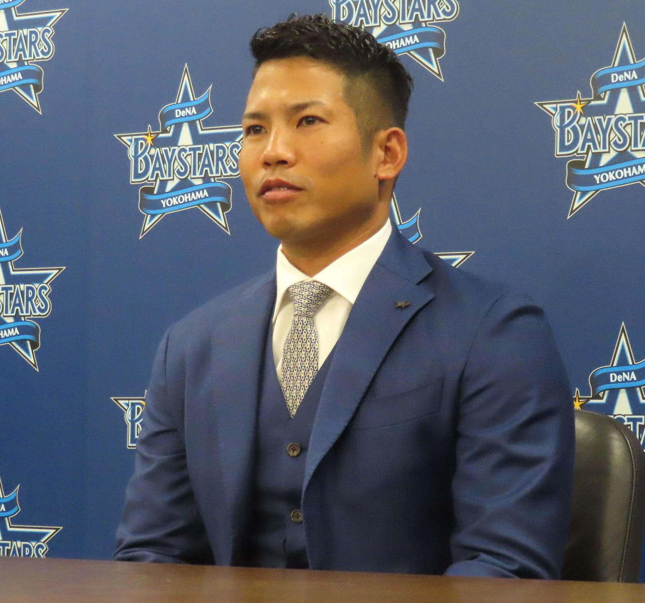 契約更改に臨んだDeNA桑原将史外野手（撮影・黒須亮）