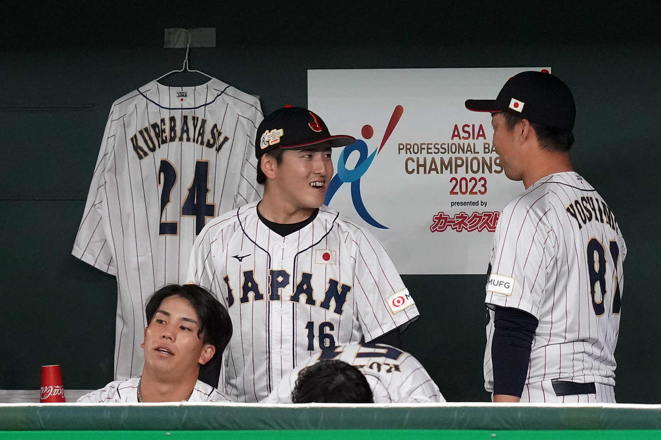 韓国戦でベンチに飾られた紅林弘太郎のホーム用白いユニホーム（撮影・たえ見朱実）