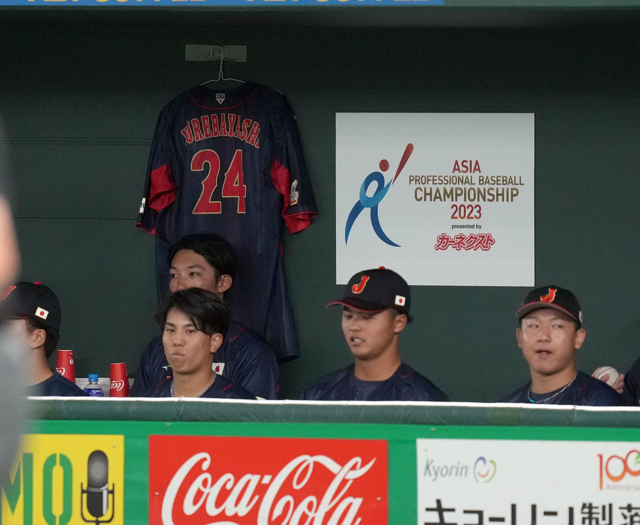 16日の台湾戦でベンチに飾られた紅林弘太郎のユニホーム