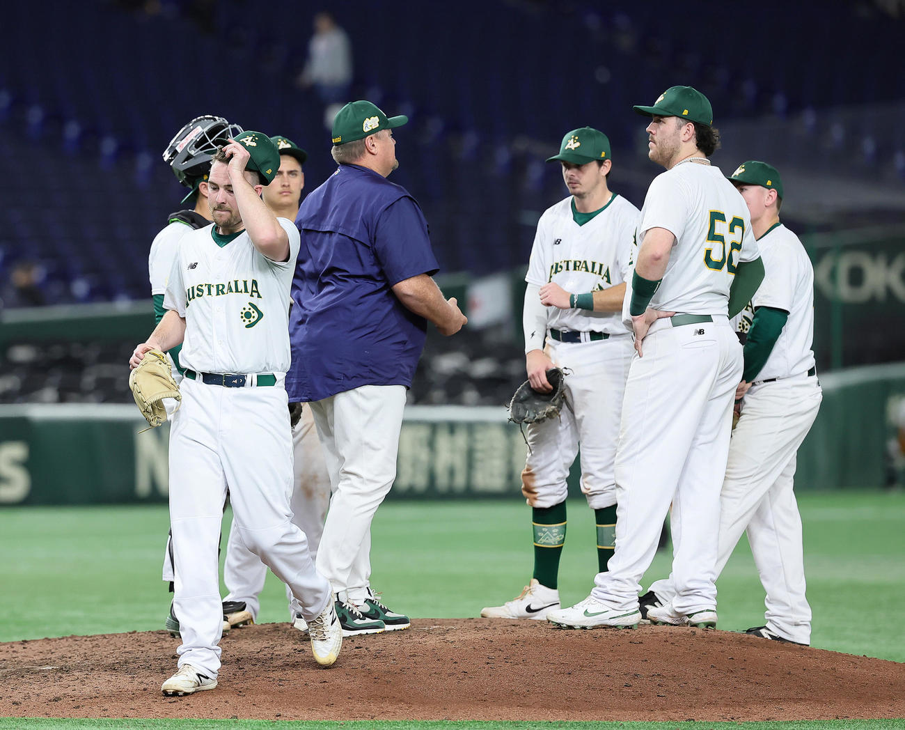 オーストラリア対台湾　タイブレークの10回表台湾に満塁弾を浴び降板したマグラス（左端）（撮影・足立雅史）