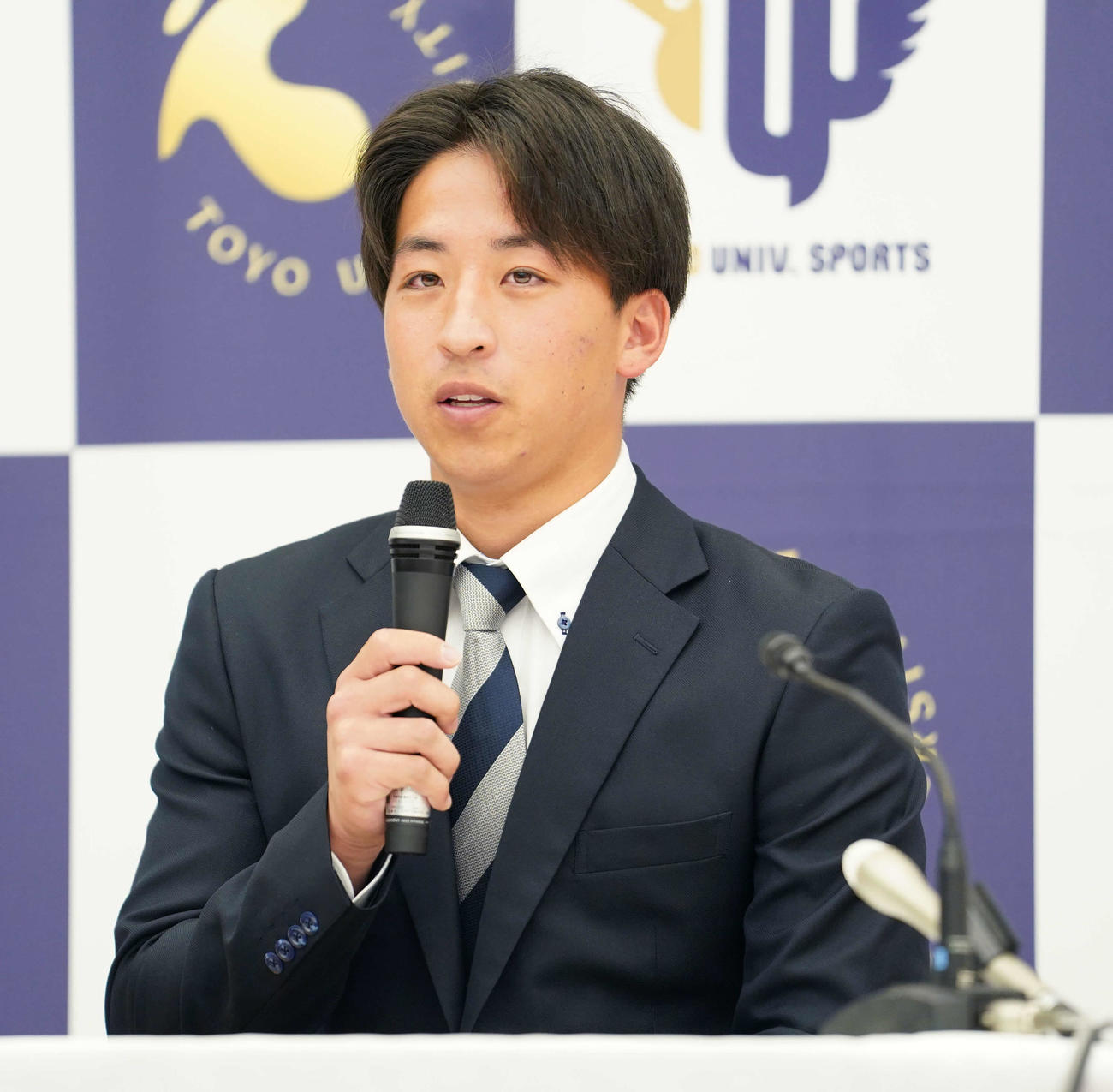 仮契約を終え会見する日本ハム1位指名の東洋大・細野（撮影・小沢裕）