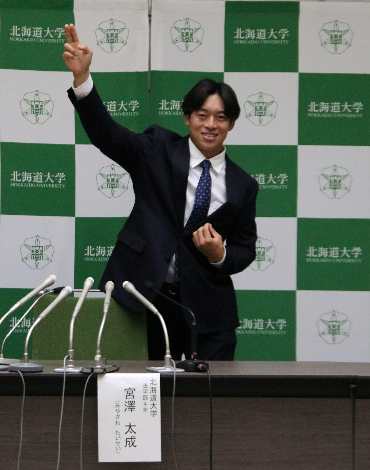 会見に出席し、投球ポーズをとる西武ドラフト5位の宮沢（撮影・山崎純一）