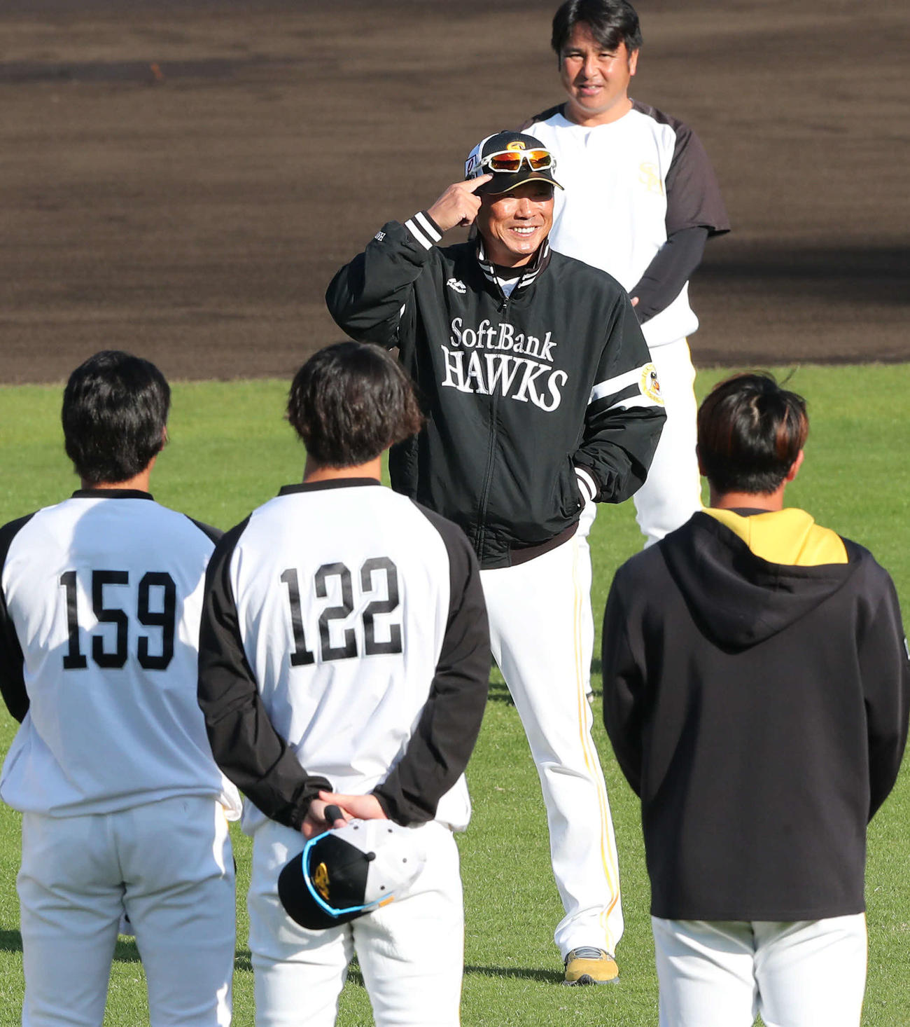 練習前、ナインに話をする小久保監督（撮影・梅根麻紀）