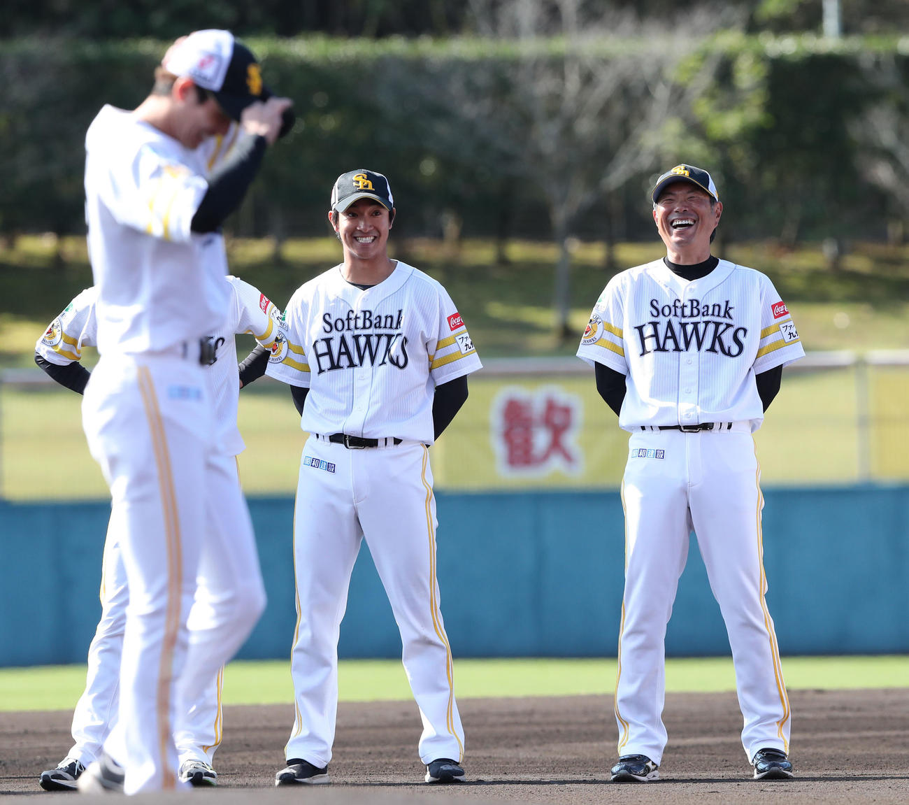 秋季キャンプ最終日、一本締めを前に笑顔の小久保監督（撮影・梅根麻紀）