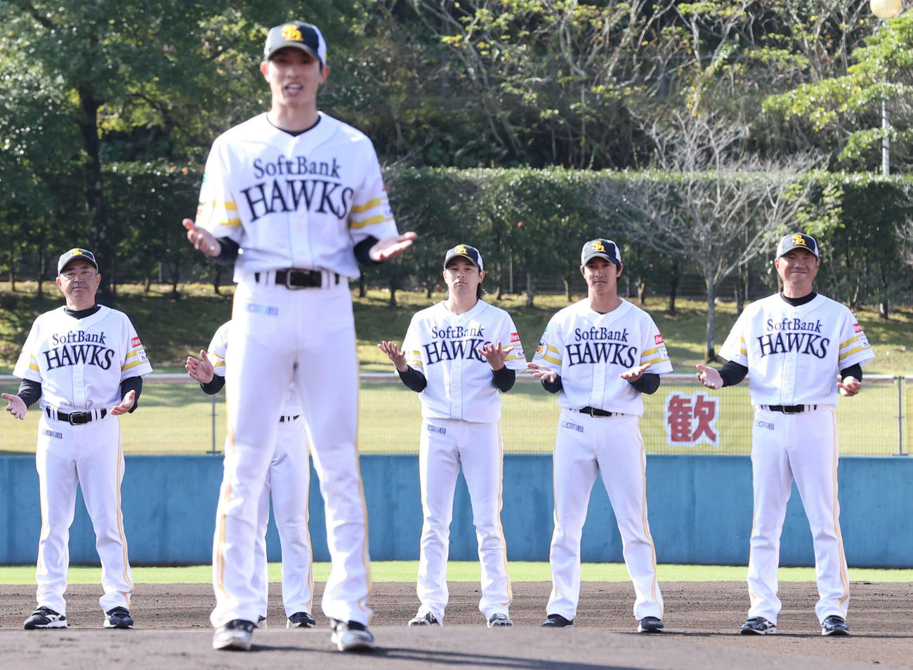 秋季キャンプ最終日、一本締めをする小久保監督（右）、手前は周東（撮影・梅根麻紀）