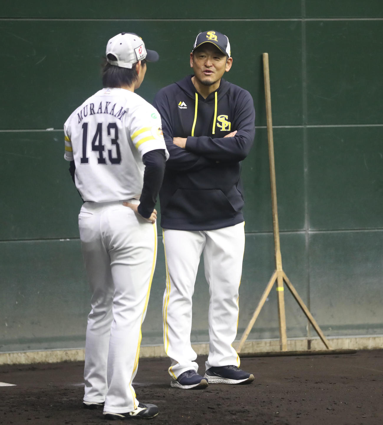 村上と話をする倉野1軍投手コーチ兼ヘッドコーディネーター（撮影・冨田成美）