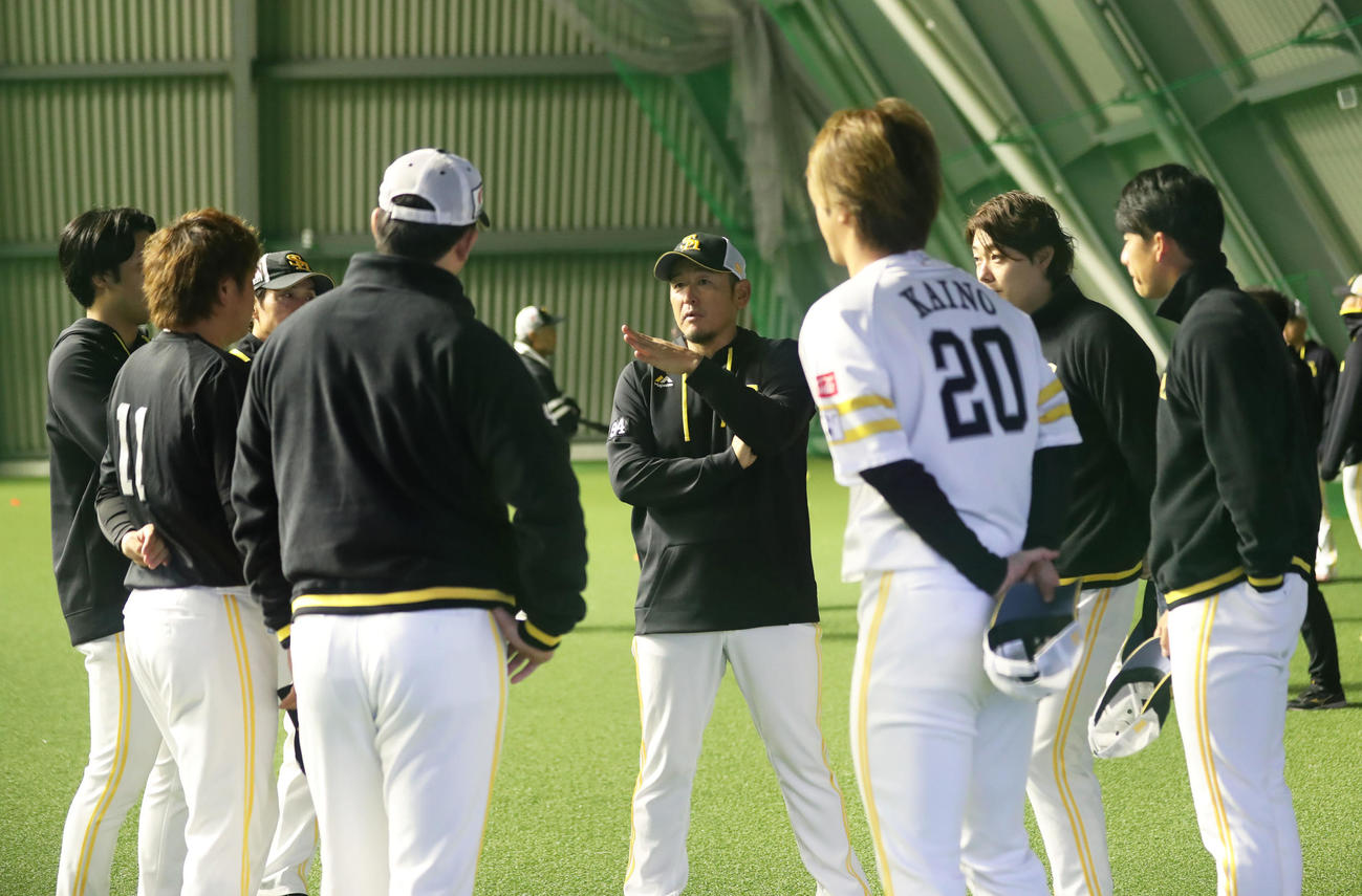 投手陣に話をする倉野信次1軍投手コーチ（チーフ）兼ヘッドコーディネーター（撮影・冨田成美）