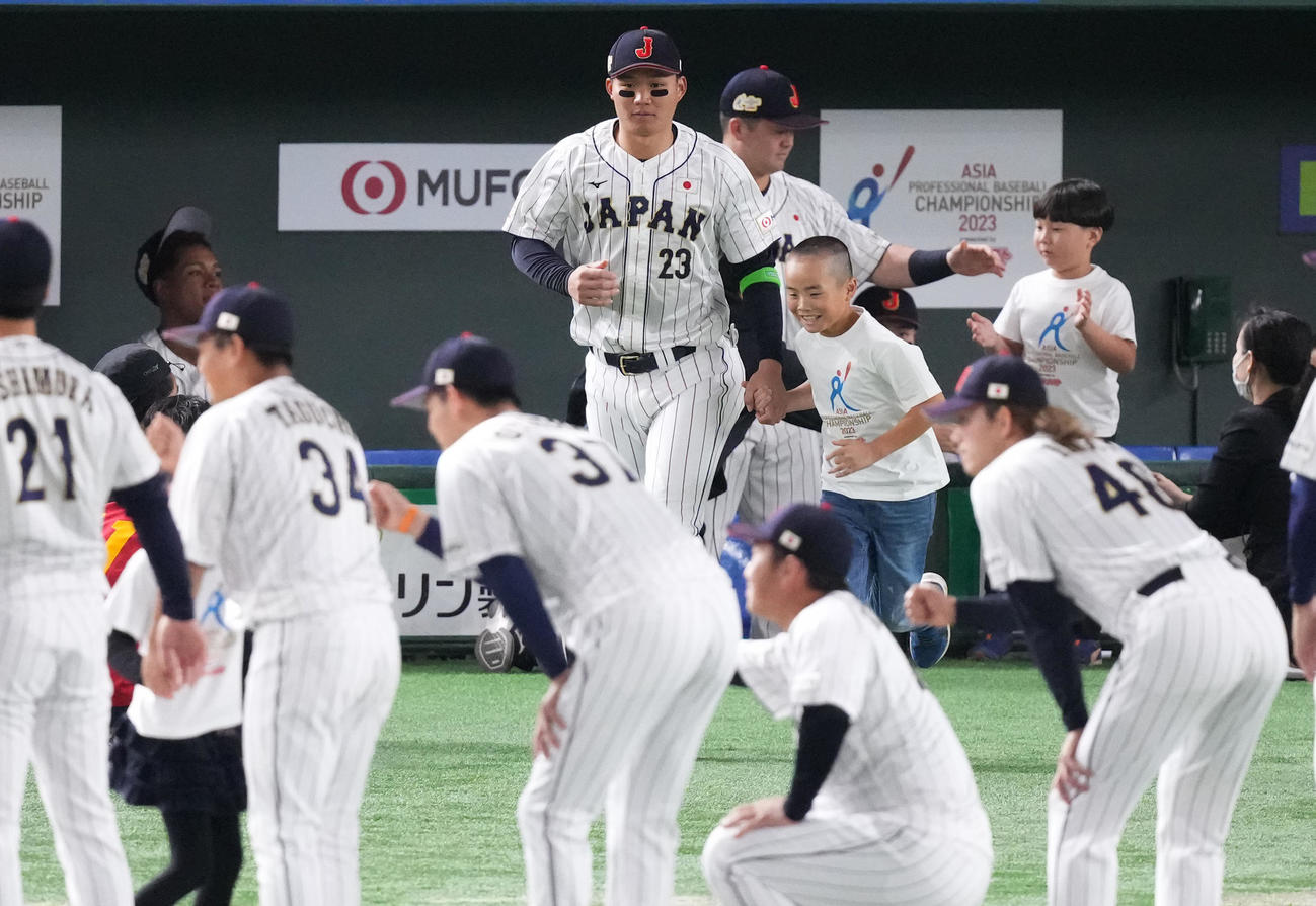 日本対韓国　試合前のセレモニーに登場する森下（後列左）（撮影・菅敏）