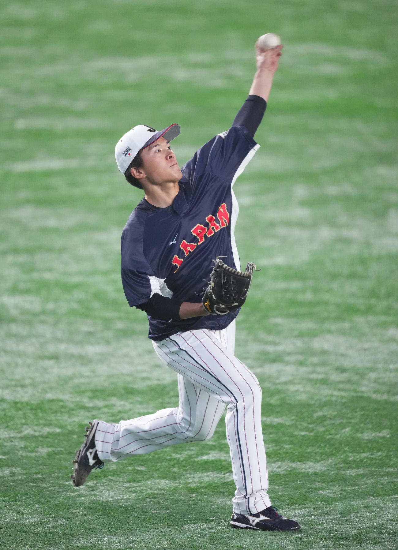 日本対韓国　試合前、キャッチボールで調整する早川（撮影・菅敏）
