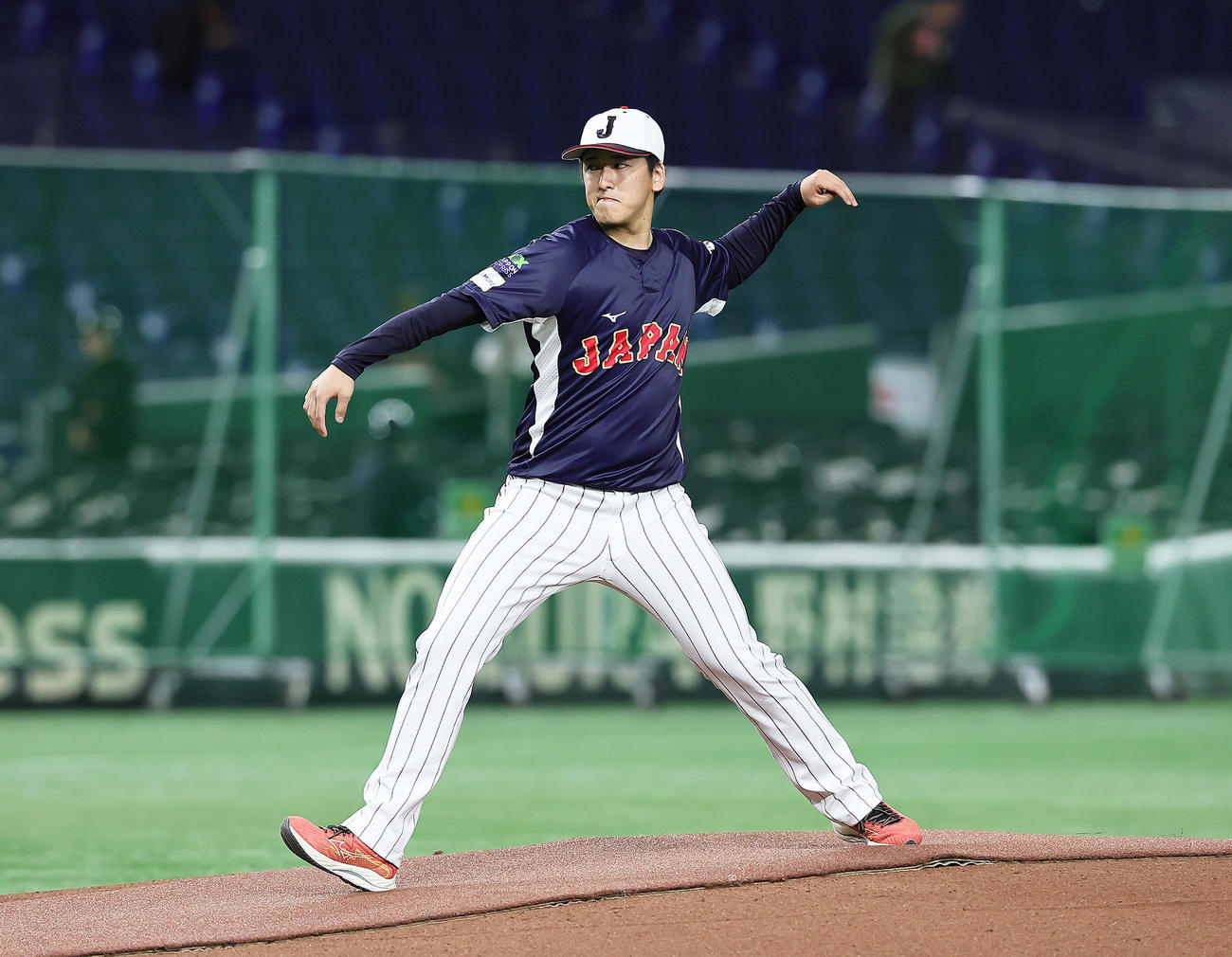 試合前、マウンドの感触を確かめる隅田（撮影・足立雅史）